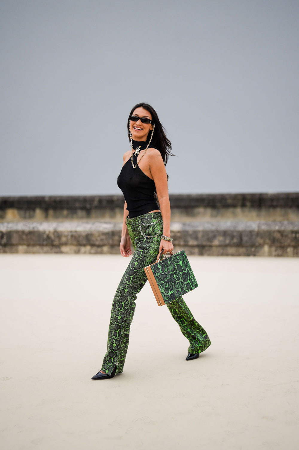 BELLA HADID DIỆN QUẦN CẠP TRỄ VÀ TÚI XÁCH HỌA TIẾT DA RẮN PHONG CÁCH MATCHY-MATCHY TẠI SHOW DIOR MEN